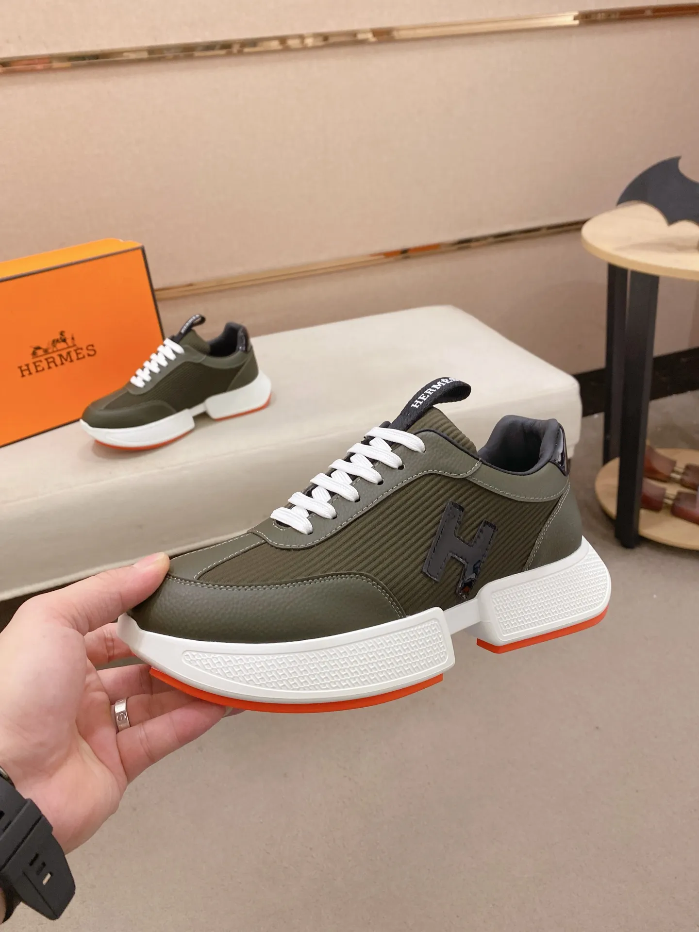Ex-factory price: 460💰《HERMES》【Classic original single version】Hermès; top 🔝purchasing agent🔍🔍men's latest 🇺🇸 counter sales simultaneously, imported from Italy original ▲▲cowhide ▲▲ (high-end, nobility, class) ) Exquisite workmanship (Italian 🇮🇹 imported water-dyed 🐂 cowhide lining) sole: original sole provided by the original factory, ⚠️exclusive double-layer activity·TPR·rubber·combined molded outsole; super comfortable·wear-resistant·non-slip·environmental protection The real thing is more beautiful if you take the real thing (high quality, follow the order). You can enter and exit the counter at will * Number of yards: 38-44 (45 can be customized and cannot be returned or exchanged)